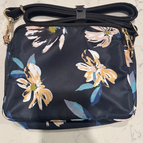 Travelon Anti-Theft Addison Small Crossbody travel bag key clip with LED light - Picture 11 of 16